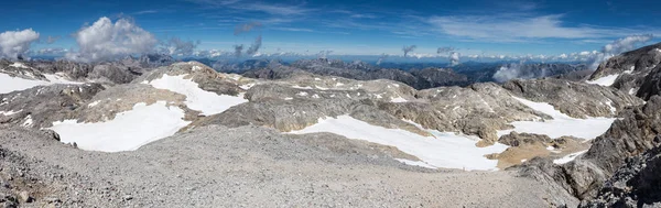 Der panoramische Blick auf die Berggipfel der österreichischen Alpen — Stockfoto