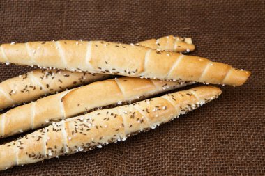 Eski ahşap tahta üzerinde ekmek sopa