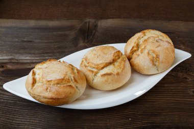 Beyaz tabakta lezzetli ev yapımı ekmek yapım ürünleri