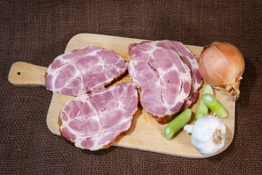 Bir kesme tahtası füme domuz eti ile yakın çekim