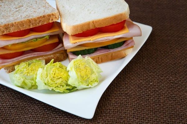 Sanduíche com presunto, queijo e legumes — Fotografia de Stock