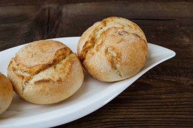 Beyaz tabakta lezzetli ev yapımı ekmek yapım ürünleri