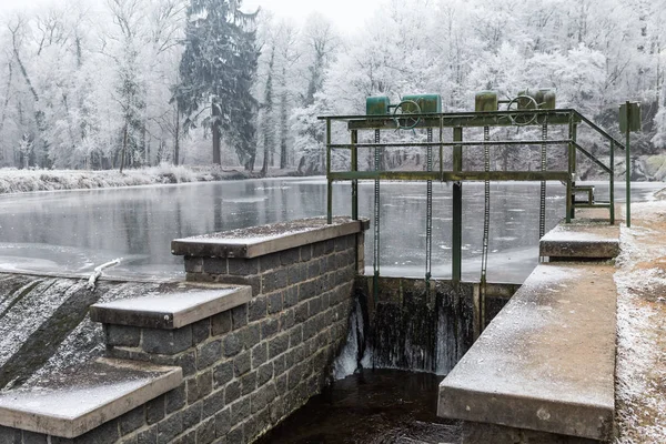 Handbetriebene Radsteuerung und Schleusentor am Teich — Stockfoto