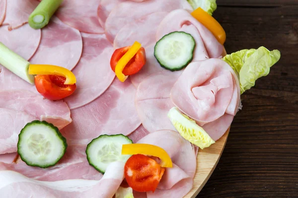 Salami de jamón en rodajas y verduras —  Fotos de Stock