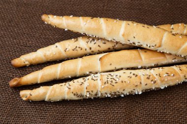 Eski ahşap tahta üzerinde ekmek sopa