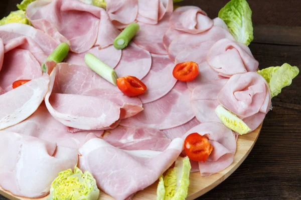 Vassoio con deliziosi salumi, pezzi di prosciutto affettato, pomodori , — Foto Stock