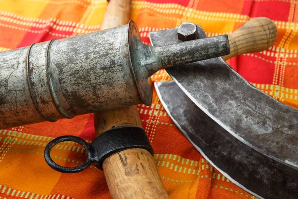 Vieux outils de cuisine pour la production de produits à base de viande - saucisses — Photo