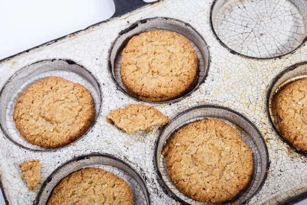 Kekse in einer Pfanne braten. rustikaler Stil. — Stockfoto