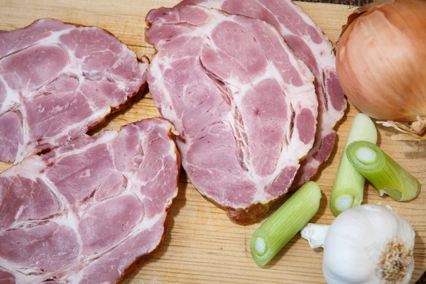 Bir kesme tahtası füme domuz eti ile yakın çekim — Stok fotoğraf