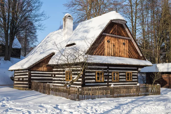 Tradiční dřevěné roubené chalupy v zimě. — Stock fotografie