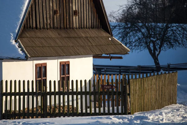 Traditionele houten houten huisje in de winter. — Stockfoto