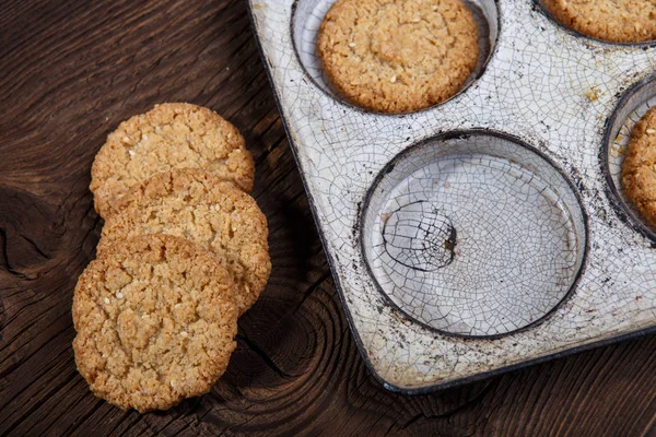 A cookie-k egy serpenyőben. Rusztikus stílusban. — Stock Fotó