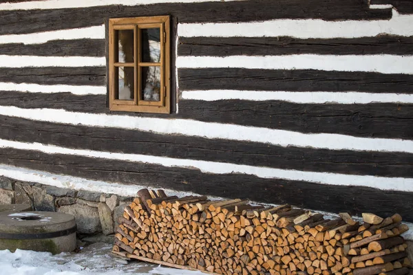 木造のコテージとウィンドウ - ウッド テクスチャの壁 — ストック写真