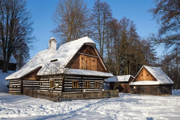 Tradiční dřevěné roubené chalupy v zimě. Muzeum lidového umění v Ve — Stock fotografie