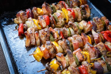 Lezzetli lezzetli domuz eti şiş stickler - kırmızı ile ızgara domuz kebap