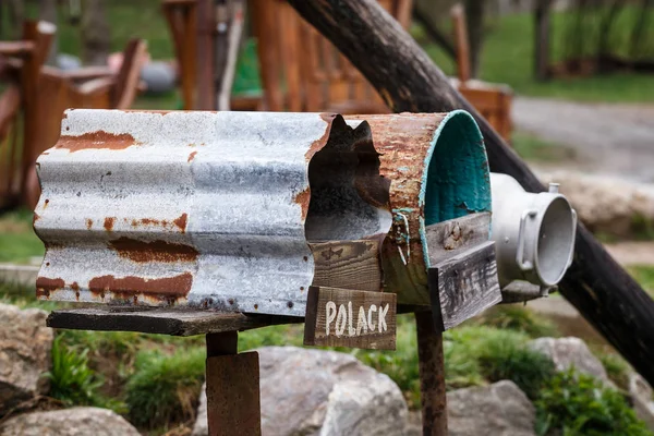 Oude vintage postvakken. Een rij oude roestige postvakken. — Stockfoto