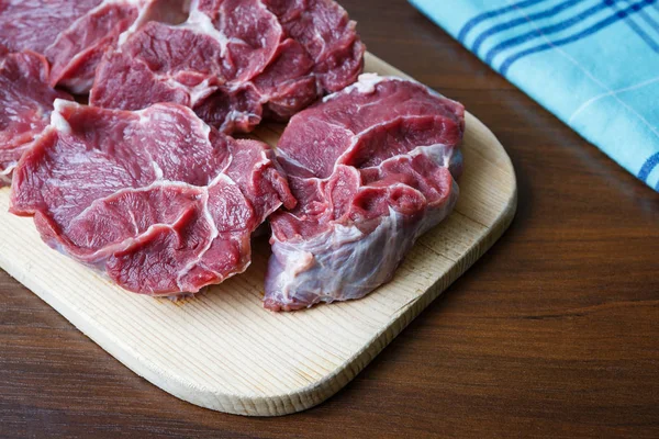 Carne crua fresca em chapa de corte de madeira — Fotografia de Stock