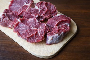 Ahşap kesme plaka üzerinde taze çiğ et