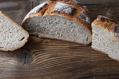 Bir taze pişmiş rustik, somun ekmek eski ahşap masa