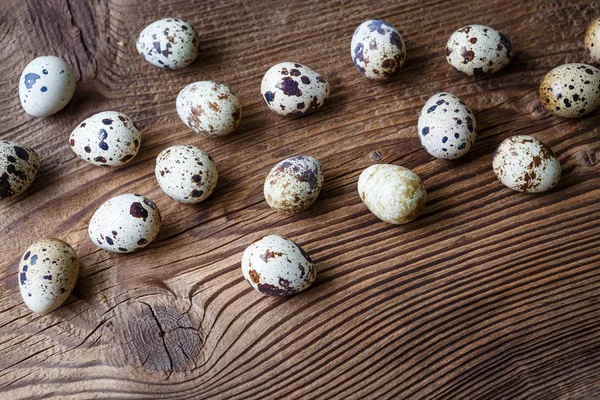 Quail eggs on a wooden board — Stock Photo, Image