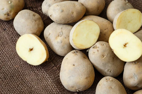 Старый картофель на коричневом фоне — стоковое фото