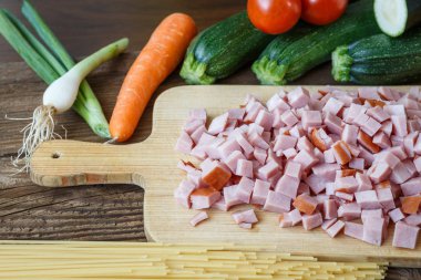 Ahşap plaka üzerinde kıyılmış jambon parçaları