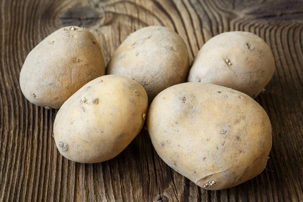 Batatas no fundo de madeira . — Fotografia de Stock
