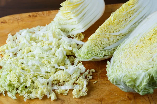 Chinese cabbage sliced on a wooden board — Stock Photo, Image