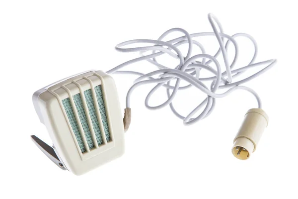 Mikrofon retro plastik lama dan kabel terisolasi pada backgro putih — Stok Foto