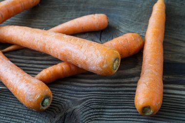 Havuç ahşap masa üzerinde. Tarım kavramı.