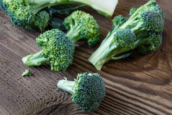 Brokoli segar di atas meja kayu — Stok Foto