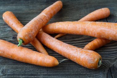 Havuç ahşap masa üzerinde. Tarım kavramı.