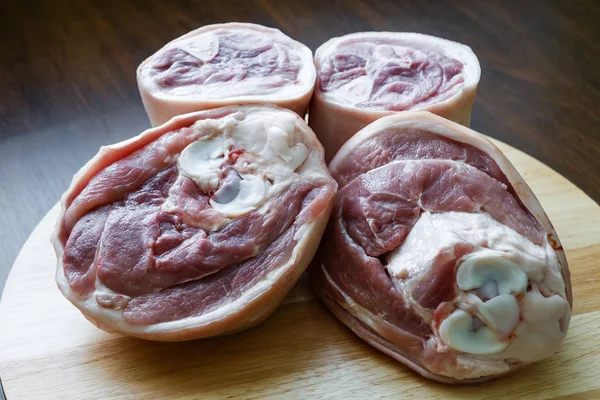 Poing de porc cru - prêt pour la cuisson — Photo