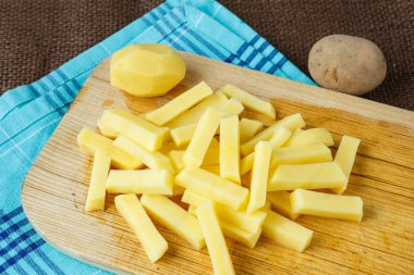 Çiğ patates kızartması için hazırlanan şeritler dilimlenmiş