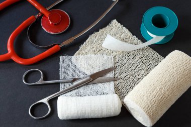 Makas, yapıştırma alçı ve tıp tıbbi sargı bezi 