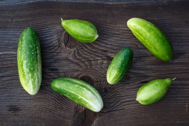 Tahta masada taze salatalıklar.. 