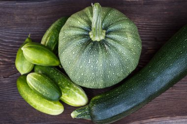 Taze kabak ve salatalık ahşap masa üzerinde. Biyo sebze