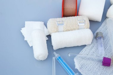 Yapıştırma alçı ve şırınga ile tıbbi sargı bezi