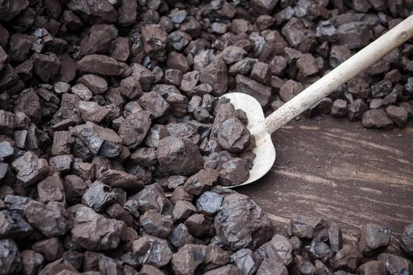 Spade och kol, brunkol lagring — Stockfoto
