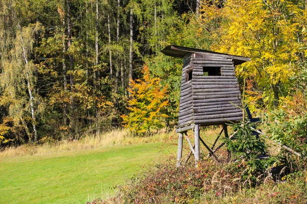 Torre di avvistamento in legno per la caccia nei boschi — Foto Stock