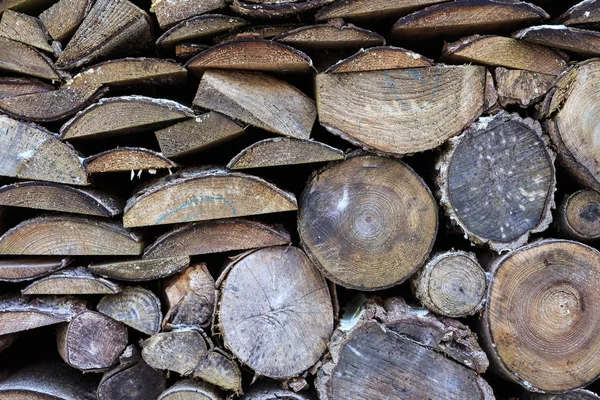 Madeira de abeto ao fundo. Pilha de lenha. — Fotografia de Stock