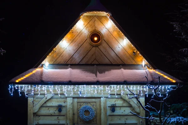 クリスマスのためのライトで飾られた家. — ストック写真