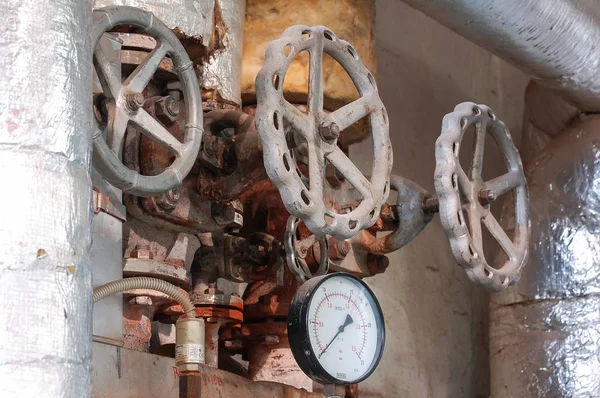 蒸気管圧力計とバルブ — ストック写真