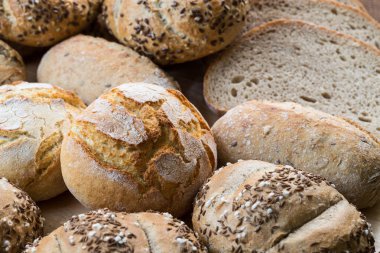 Tahta masadaki taze ekmeğin farklı çeşitleri.. 