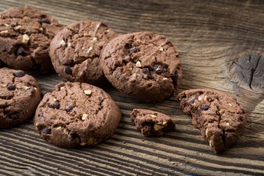 Çikolata kurabiye ahşap masa üzerinde. Çikolatalı kurabiye. 