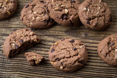 Çikolata kurabiye ahşap masa üzerinde. Çikolatalı kurabiye. 