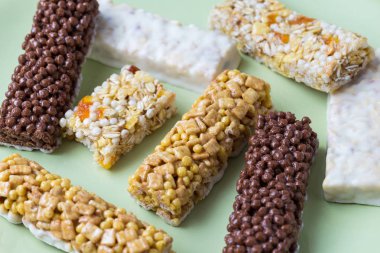 Çeşitli sağlıklı granola bar (çubuk müsli veya tahıl). 