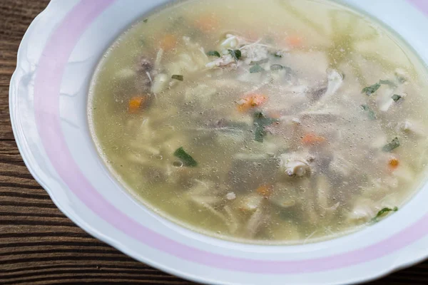 Sopa con carne de pollo y verduras en plato. Hecho en casa saludable — Foto de Stock