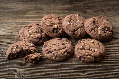 Çikolata kurabiye ahşap masa üzerinde. Çikolatalı kurabiye. 
