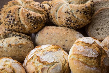 Tahta masadaki taze ekmeğin farklı çeşitleri.. 